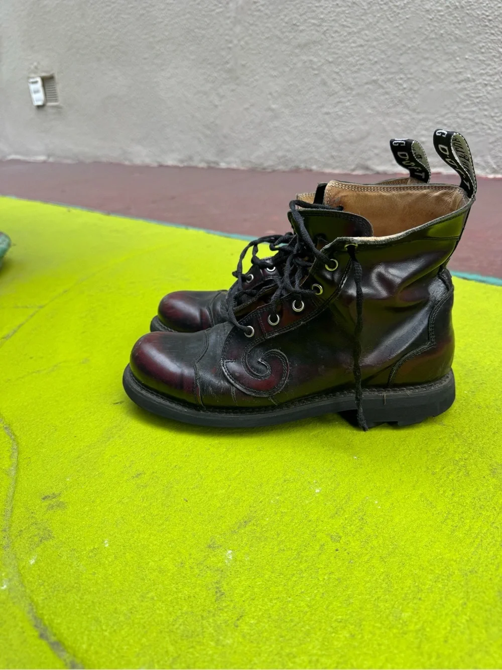 John Fluevog Derby Swirl 6 Eye Boots Men’s Size 8 Burgundy Black Leather